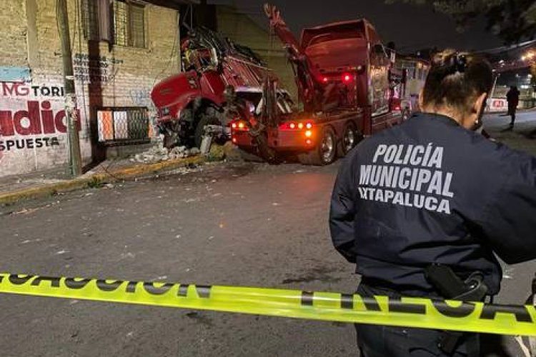 Camión de carga pierde el control y se estrella contra casas en Ixtapaluca, EDOMEX