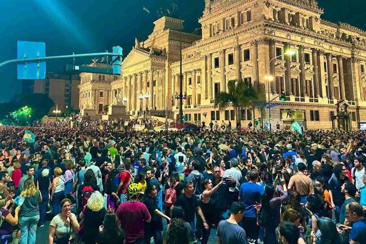 Protestan en Argentina tras anuncio de Decreto de Necesidad y Urgencia de Milei