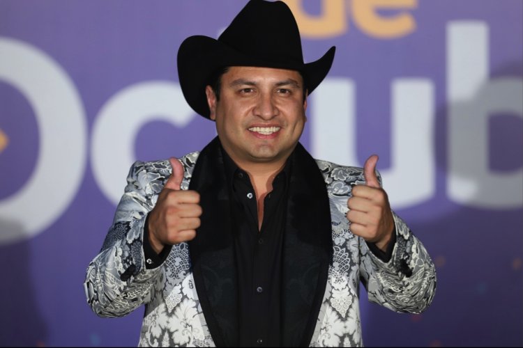 Reportan que cantante Julión Álvarez quedó en fuego cruzado durante balacera