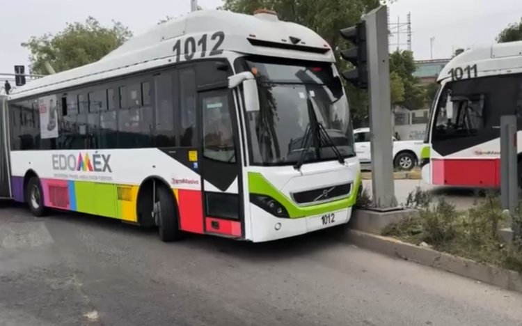 Unidad del Mexibús choca con semáforo por presunta falla mecánica en Ecatepec, Edomex