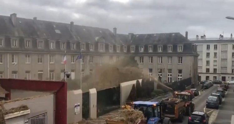 Agricultores franceses lanzan heno y estiércol a edificios de gobierno durante manifestación