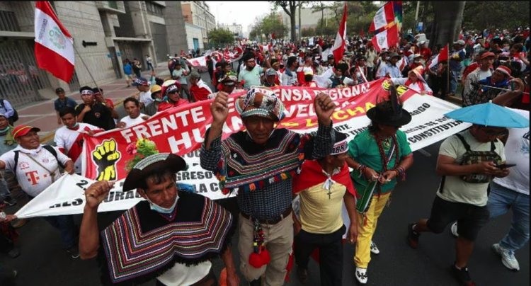 Peruanos se movilizan contra Gobierno designado de Dina Boluarte y el Congreso