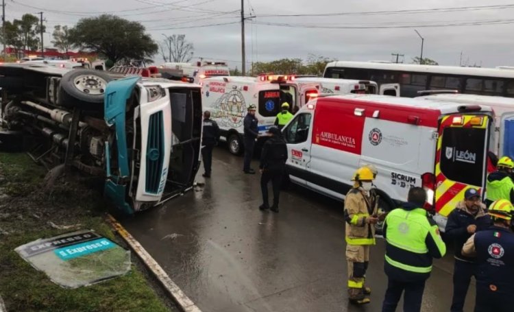 Al menos 30 personas heridas deja volcadura de camión de pasajeros en León, Guanajuato