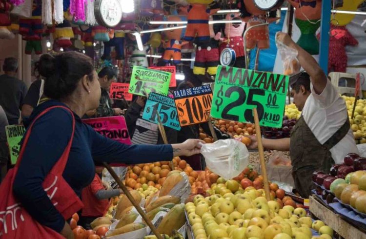 Continua pobreza laboral en Puebla: a 42 por ciento no les alcanza para la canasta básica