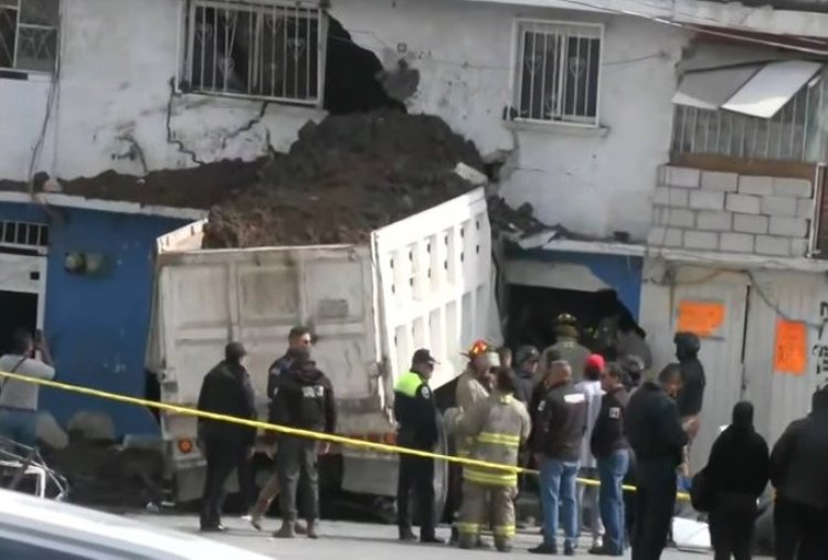 Fallecen motociclistas al ser arrollados por camión de carga en Tultitlán, EDOMEX