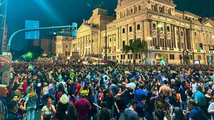 Protestan en Argentina tras anuncio de Decreto de Necesidad y Urgencia de Milei