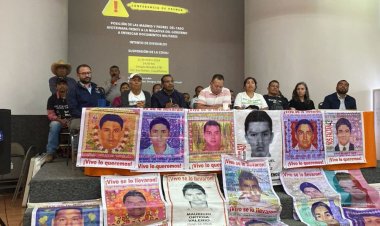 Familiares de los 43 de Ayotzinapa acusan a López Obrador de querer dividirlos