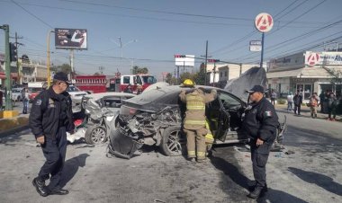 Adolescente choca su camioneta contra varios carros en Nuevo León