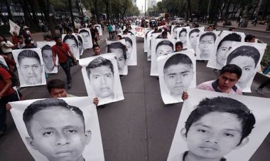 Señalan a Alejandro Encinas de ‘fabricar’ culpables en caso Ayotzinapa