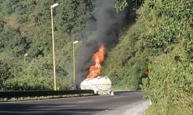 Cerraron tramo en pista Orizaba-Puebla por incendio de pipa, Puebla
