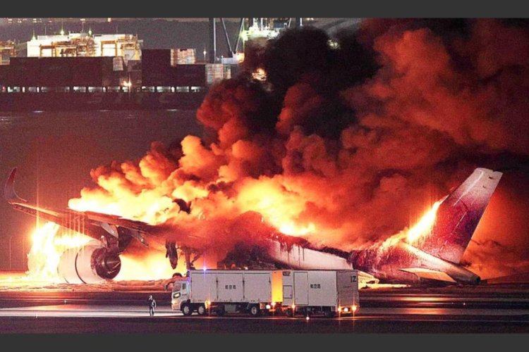 El choque de dos aviones provocó un incendio en aeropuerto de Japón