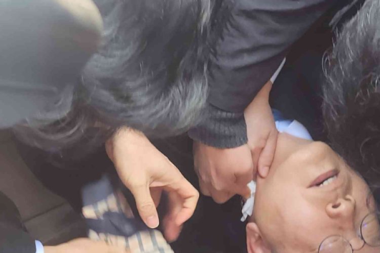 Reportan que líder de oposición de Corea del Sur fue apuñadado en el cuello
