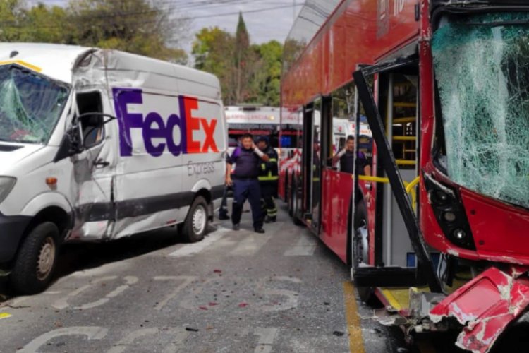 Varios heridos tras choque entre Metrobús y camioneta de paquetería en la CDMX