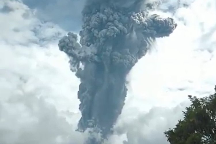 Anuncian alerta máxima por erupción de volcán en Indonesia