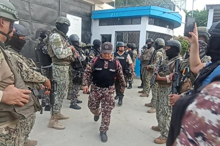 Liberan a guardias y funcionarios tomados como rehenes en prisiones de Ecuador