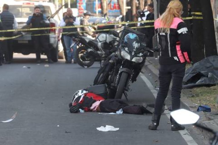 Motociclista choca y muere por culpa de policía de la CDMX
