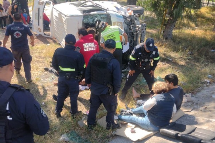 Camioneta de transporte público vuelca en la México-Pachuca; hay un muerto y varios heridos