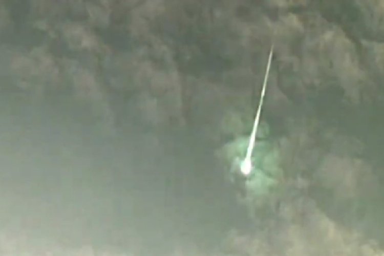 Captan meteorito verde en los cielos de Japón