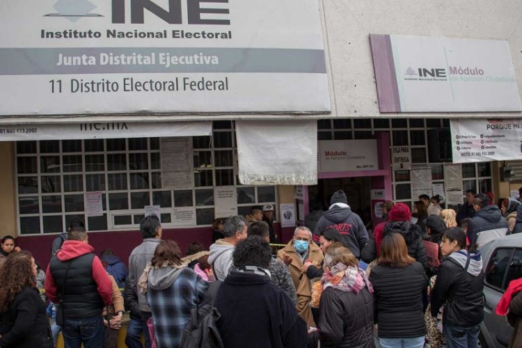 Se registran aglomeraciones por últimos días para renovar INE