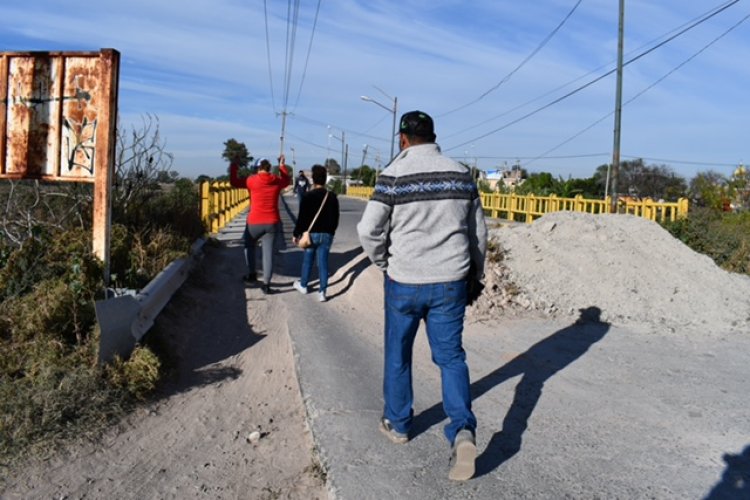 Familias de Valle de Santiago exigen reparación de puente