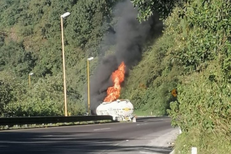 Cerraron tramo en pista Orizaba-Puebla por incendio de pipa, Puebla