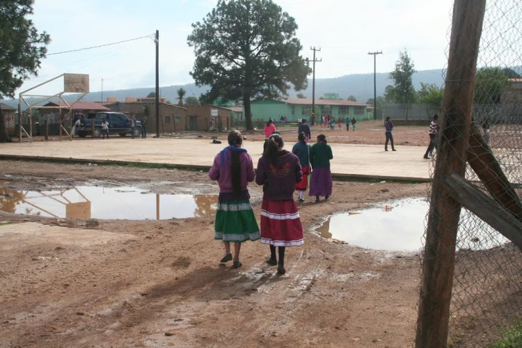 Padres de familia mantienen cerrada una escuela en la zona indígena: exigen más maestros, Durango