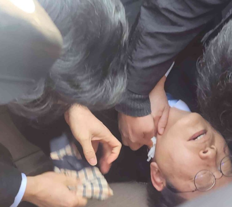 Reportan que líder de oposición de Corea del Sur fue apuñadado en el cuello