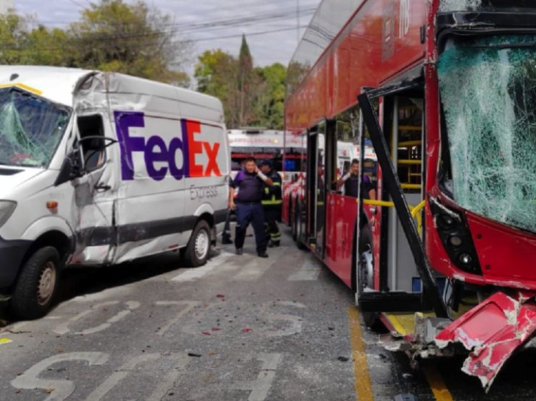 Varios heridos tras choque entre Metrobús y camioneta de paquetería en la CDMX
