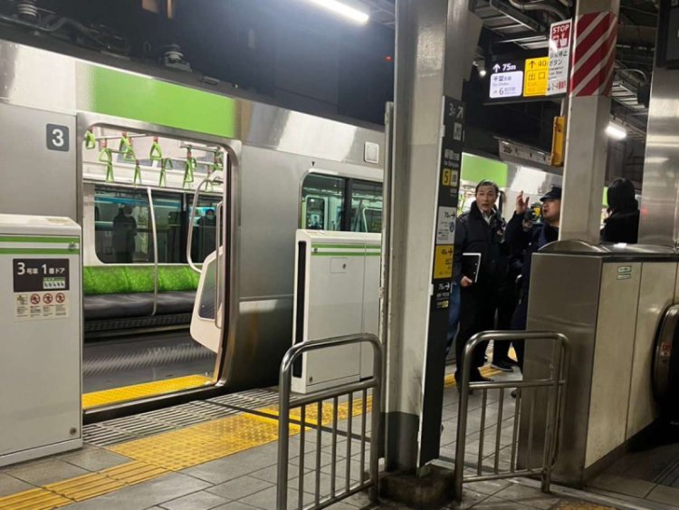 Mujer lesiona a varias personas con un cuchillo en Metro de Japón
