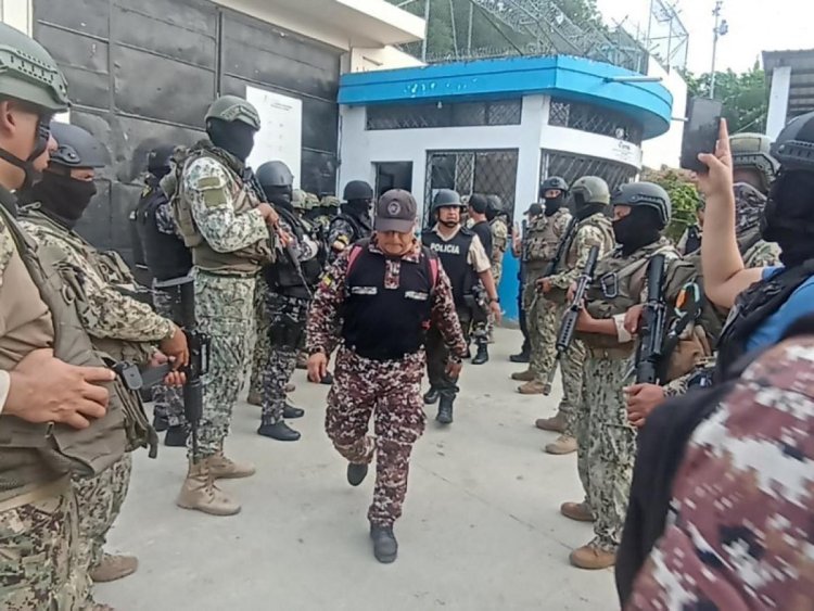 Liberan a guardias y funcionarios tomados como rehenes en prisiones de Ecuador