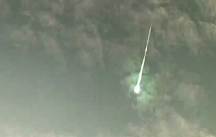 Captan meteorito verde en los cielos de Japón