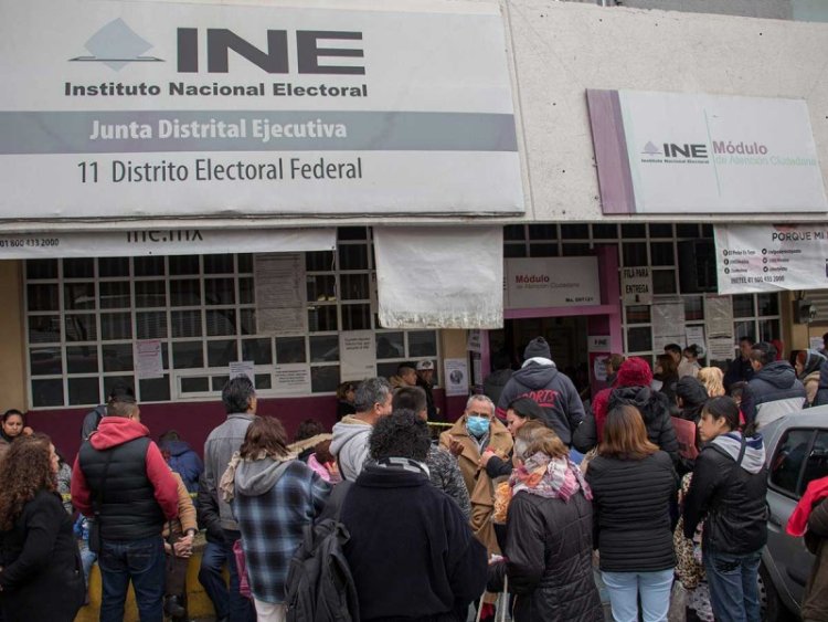 Se registran aglomeraciones por últimos días para renovar INE