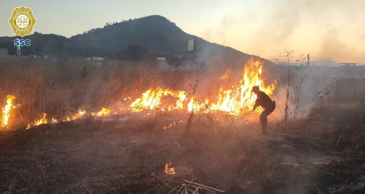 Policías ayudan a sofocar incendio en predio en San Gregorio Cuautzingo, Edomex