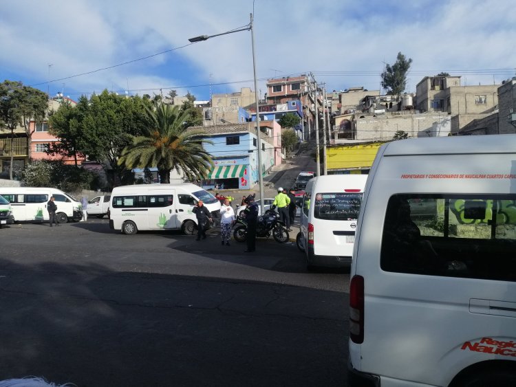 Transportistas bloquean carretera Naucalpan-Toluca en ambos sentidos