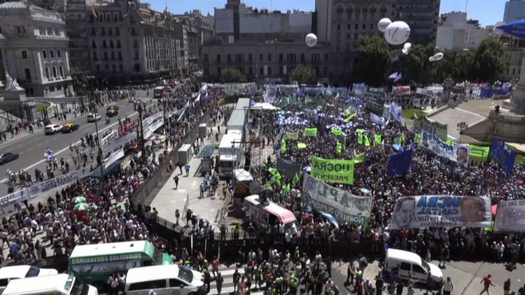 Argentina va a huelga general; gobierno de Milei descarta diálogo