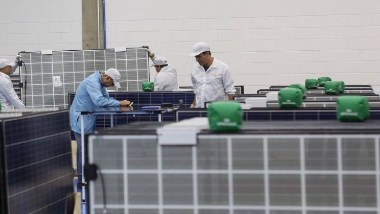 Brasil puso en marcha la primera plata solar flotante en Brasil