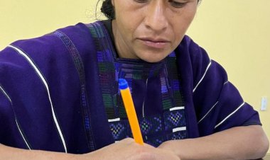 Mujer Tzeltal camina para encontrar agua para sus hijos en Chiapas