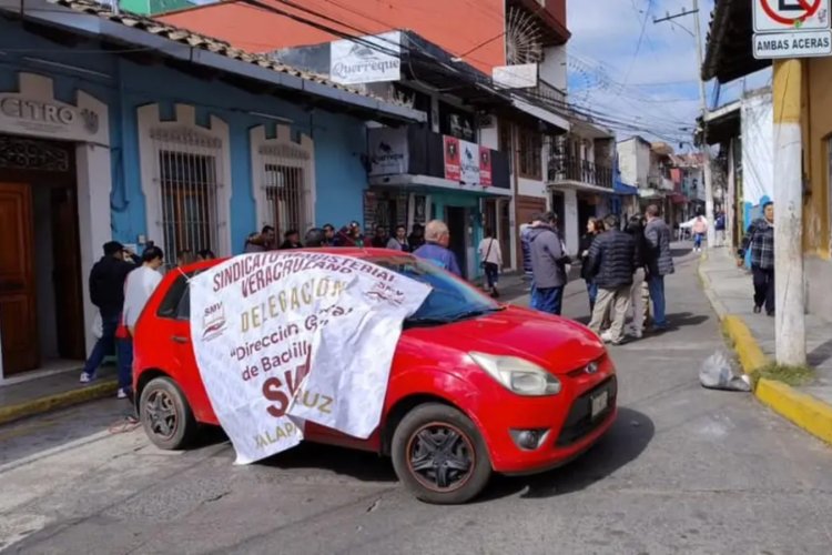 Integrantes del Sindicato Magisterial Veracruzano exigen la destitución del director del SSTEEV y cierran calles