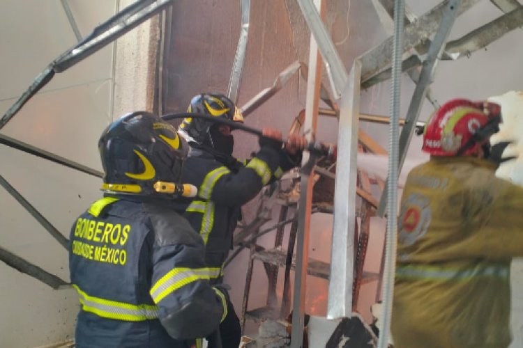 Incendio consume biblioteca del IPN Zacatenco en CDMX