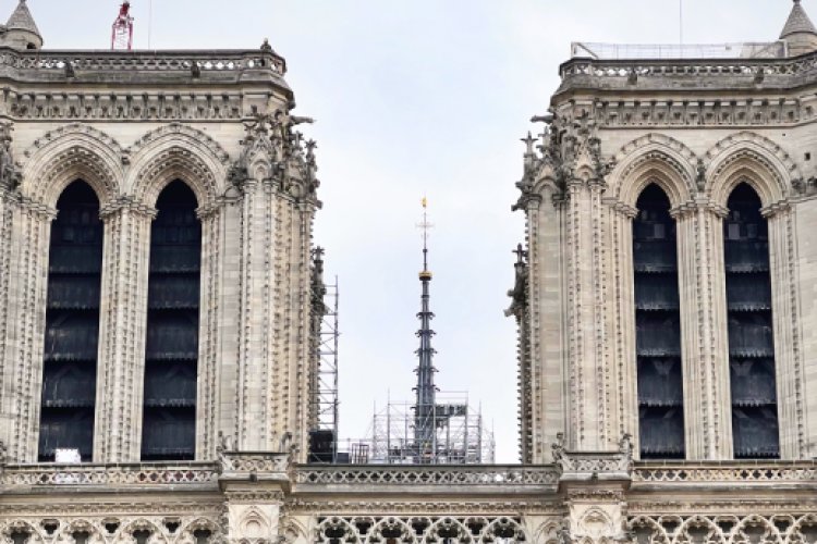 Instalan nueva aguja de Notre Dame y ya es visible para los parisinos