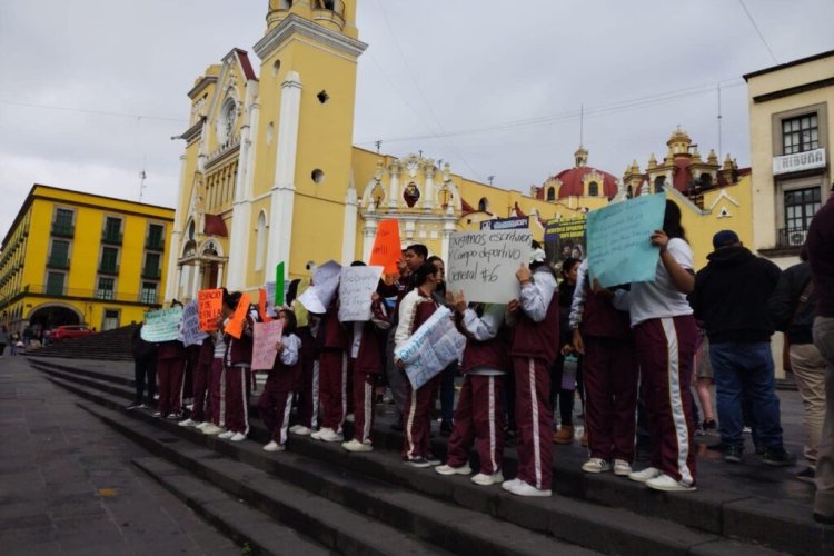 Estudiantes exigen la escrituración del terreno de su escuela, pues no se tiene acceso a obras