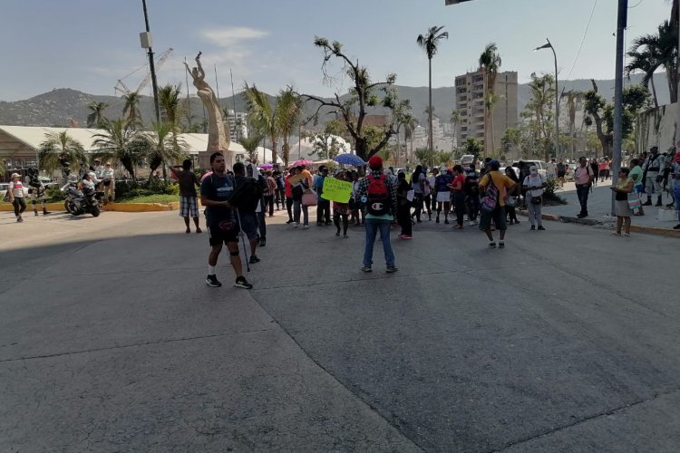 Vecinos de Acapulco protestan durante gira de AMLO; exigen censo para recibir apoyos