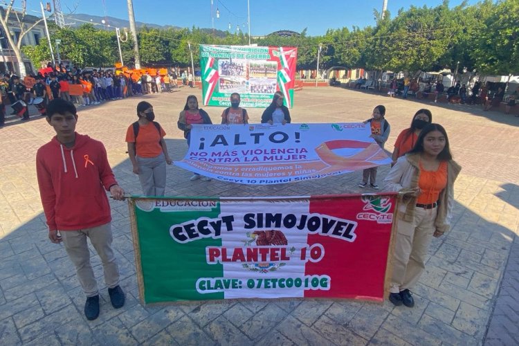 Marchan estudiantes pidiendo erradicar la violencia contra las mujeres en Chiapas