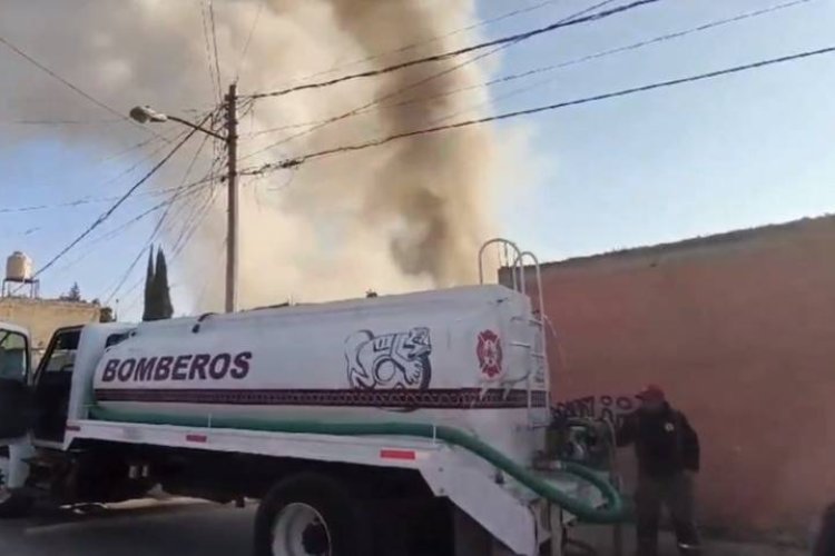 Incendio consume depósito de reciclaje en Chimalhuacán, Edomex