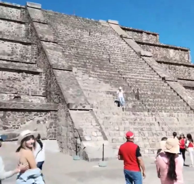 Turista no es multado tras subir la Pirámide de la Luna, EDOMEX