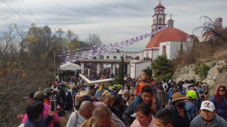 Cerro del Sacromonte en Amecameca recibe a miles de feligreses por miércoles de ceniza
