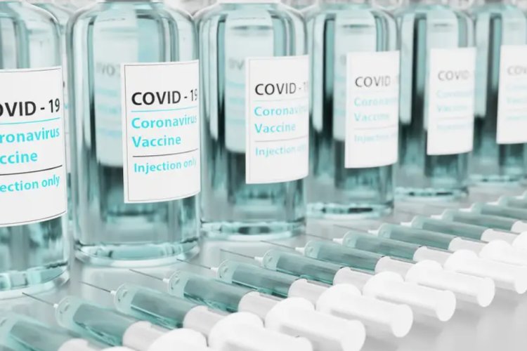 Hacen estudios científicos a hombre que se vacunó 217 veces contra COVID-19