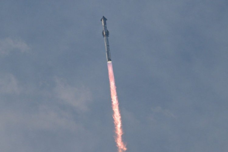 Space X lanzó con éxito el cohete más poderoso jamás construido