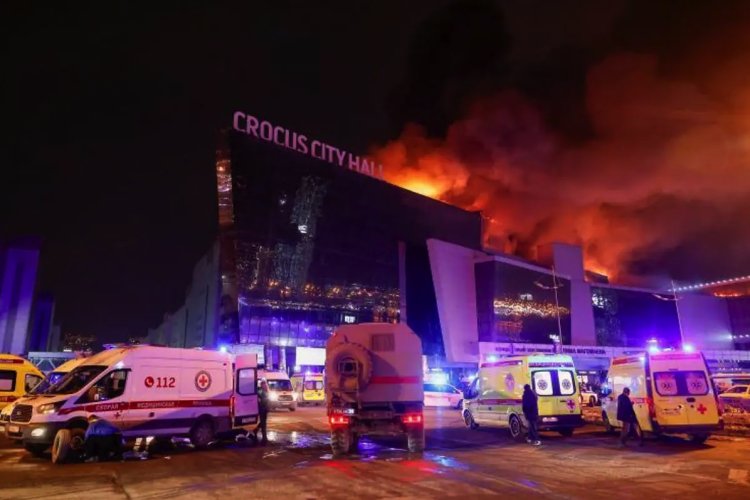 Reportan tiroteo e incendio en sala de conciertos en Moscú