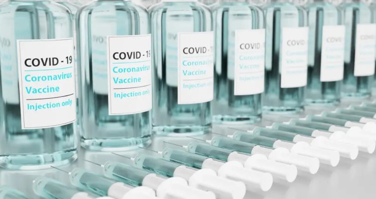Hacen estudios científicos a hombre que se vacunó 217 veces contra COVID-19